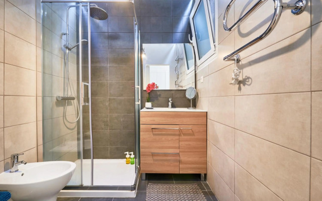 Renovated Charming Apartment, By TimeCooler