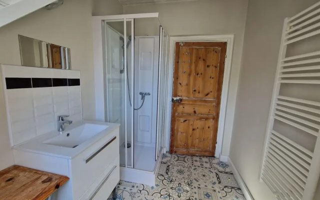 4 Family Home, Walking Distance to the Beach