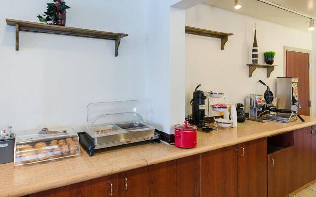 Econo Lodge Inn and Suites