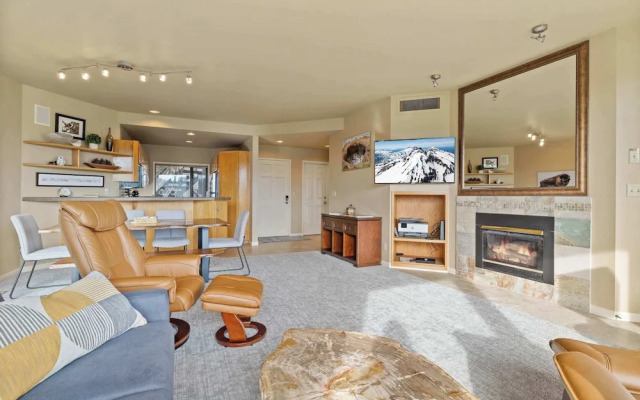 Riverview Retreat Picturesque 2 BDR in Resort!