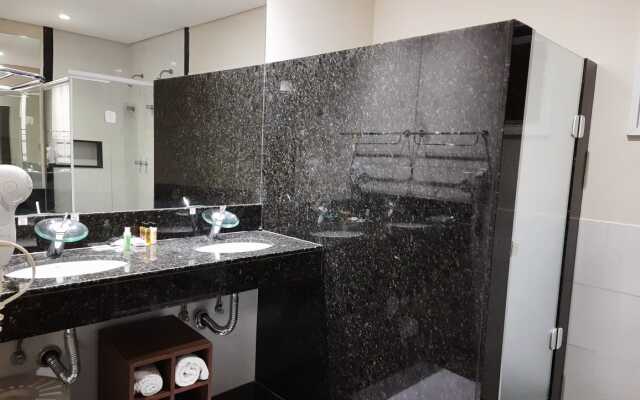 Colonial Plaza Hotel