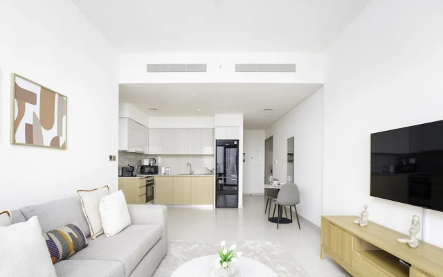 Sleek 1BR in Burj Royale with Canal View