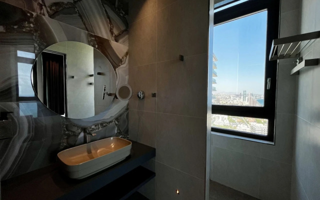 128 LIM - 2006 Stay Only Tower Suite