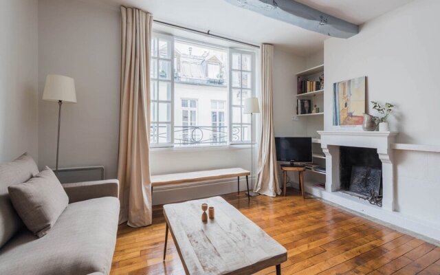 Luxury and Bright Two-Bedroom Apartment Ile Saint-Louis