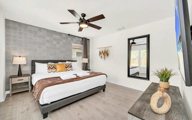 Lake View Getaway: Pool, Game Room, Theming!