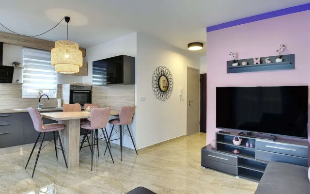 Modern Apartment With Terrace