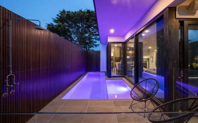 Shambala Dana: Beach and pool