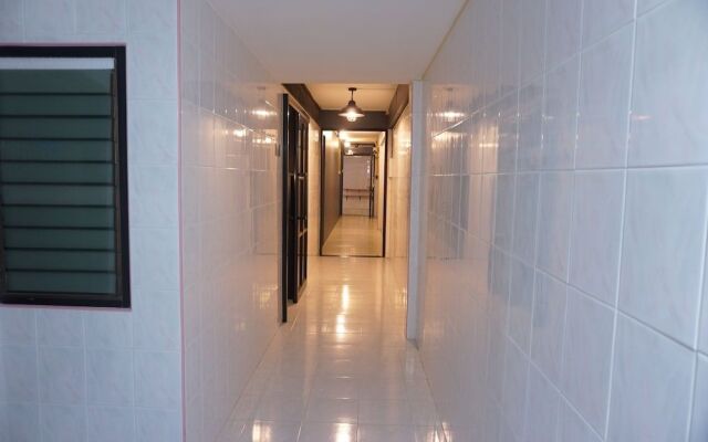 Near Beach Hostel - Adults Only