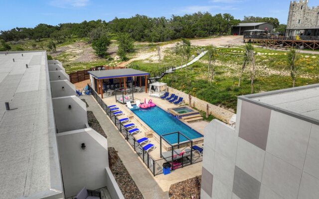 The Bentley Hotel - Elvis Room - Pool View