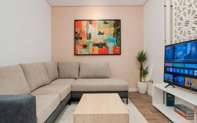 Stylish & Upscale Apartment in Almughrizat