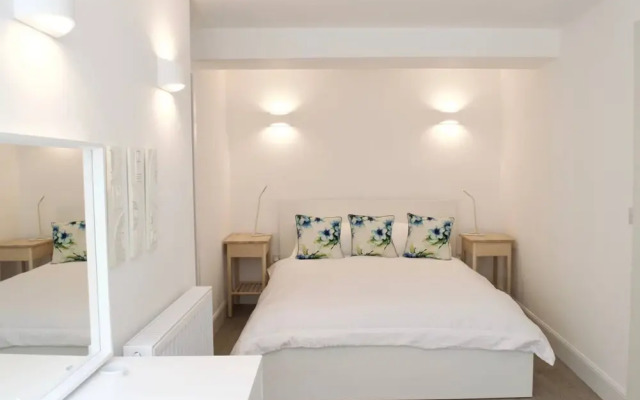 Beautiful 1 Bedroom Apartment On Broughton Street