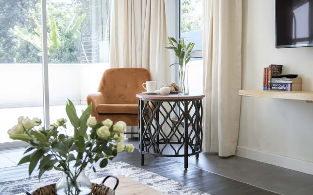 Capital Emerald Line 1 bed  by YourHost