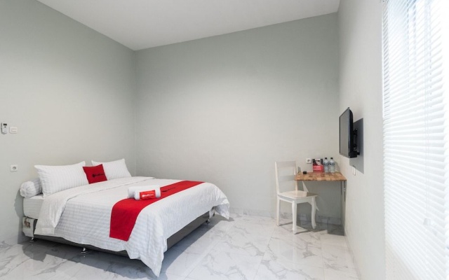 RedDoorz Plus near RS USU Medan 2 – Guest Rooms – Medan