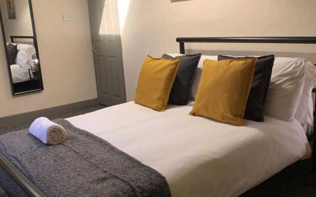 Rectory - Lovely 4 bedroom maisonette Gateshead free parking