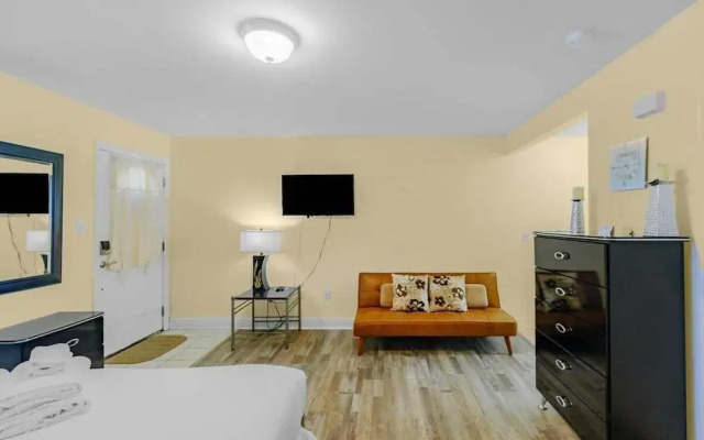 Oak Shores Studio 13