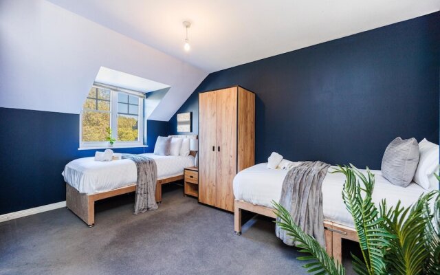 Large 4 Bed Townhouse in Uxbridge Sleeps 9