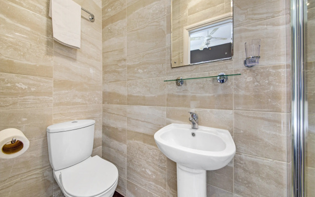 OYO Bostons Manor Hotel, Hanwell London