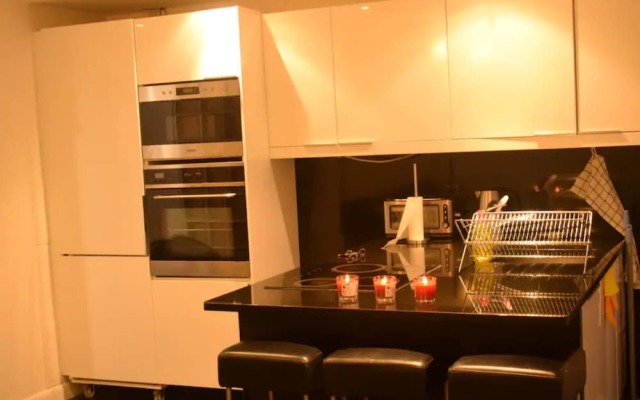 2 Bedroom Apartment in White City