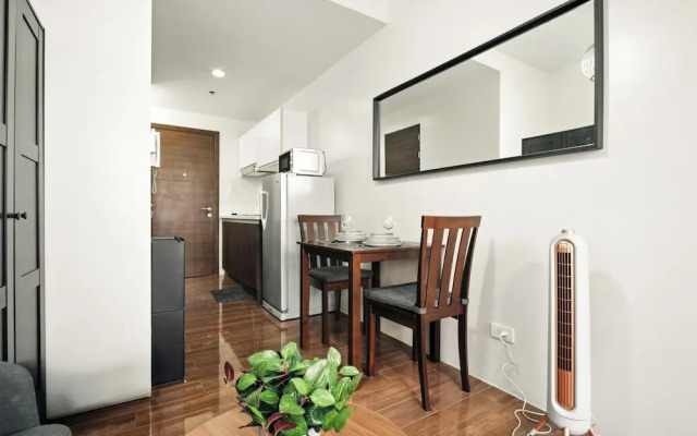 Room-sleek Studio With City Views on the