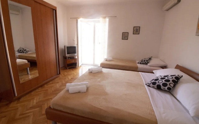 Studios & Rooms Fiesta