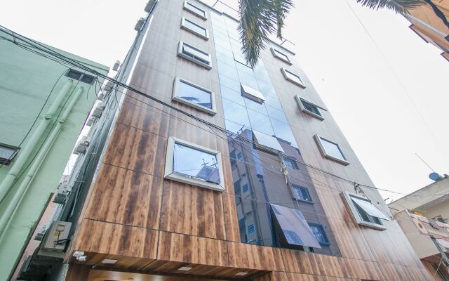 OYO 11916 Varcity Plaza