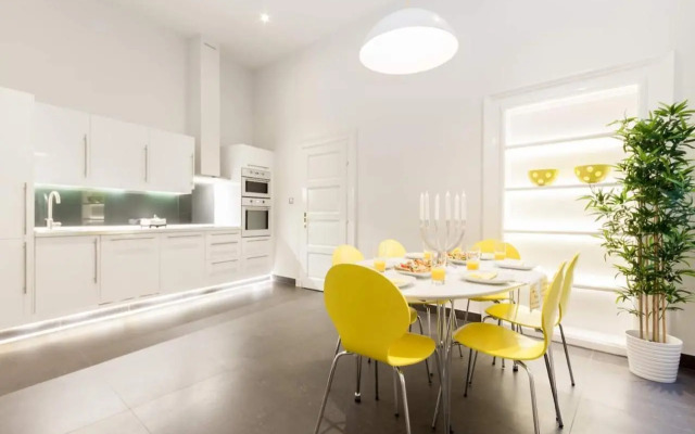 BpR Sophisticated Astoria Suite with Balcony