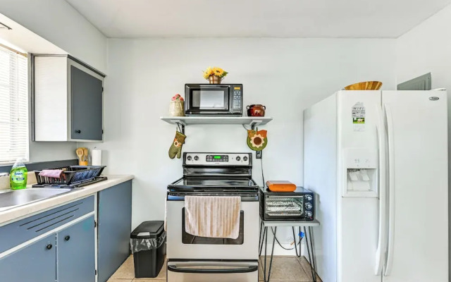 Outdoor Entertainment Area: Clearwater Condo!