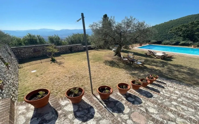 Huge manor close to Spoleto - With large pool, expansive grounds