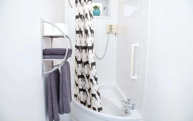 Bright & Quiet Edinburgh Home with Parking