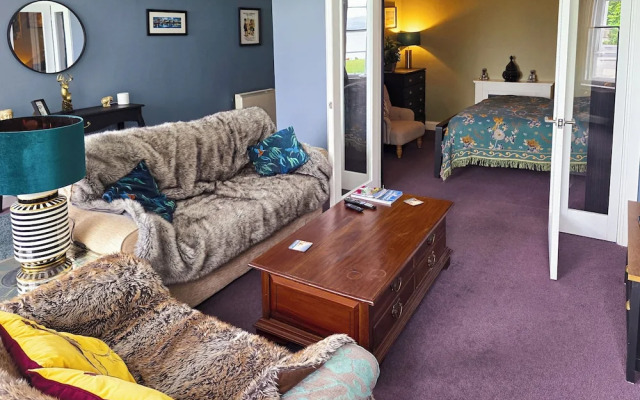 Isle of Bute House Seaview-garden-petsok-freep