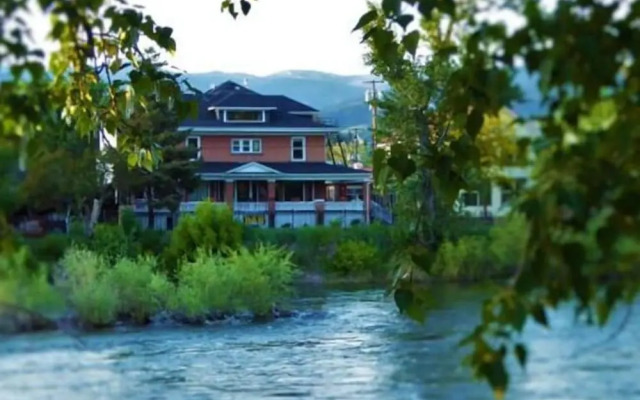 Goldsmith's Riverfront Inn