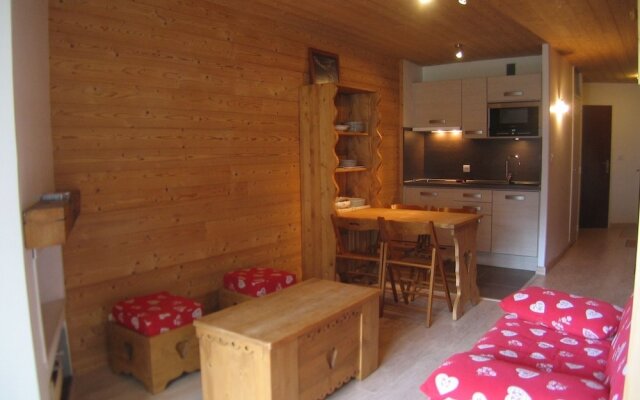 ARAVIS 16003 La Clusaz Skis aux pied