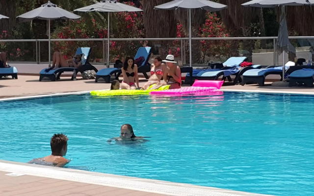 More Meni Cosmopolitan Hotel