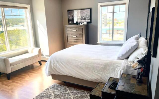 Top Floor Riverfront Condo with Stellar Sunsets!