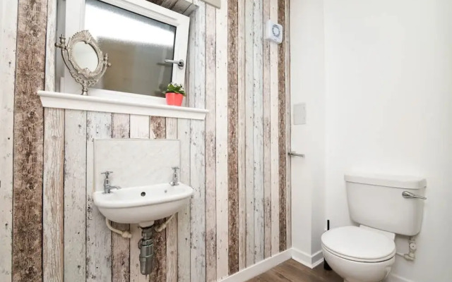 3 Bedroom House - Free Parking