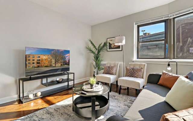 Comfy 2BR Rogers Park Apt in Sheridan