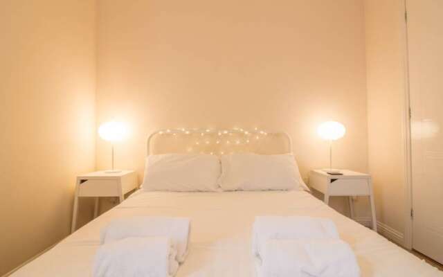 Spacious Canal side Apartment With Free Parking