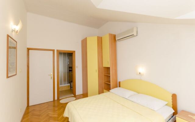 Apartment and Rooms Mate