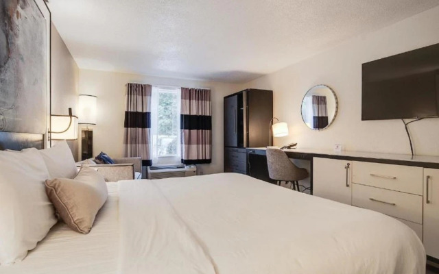 Cottonwood Suites Savannah Hotel & Conference Center