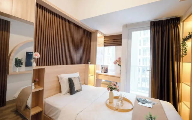 Minimalist Warm Wood Studio At Tokyo Riverside Pik 2 Apartment – Guest Rooms – Jakarta