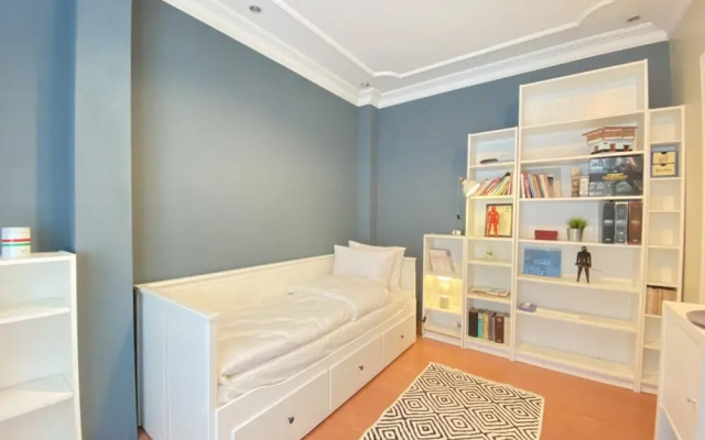 Flat With Bosphorus View and Backyard in Uskudar