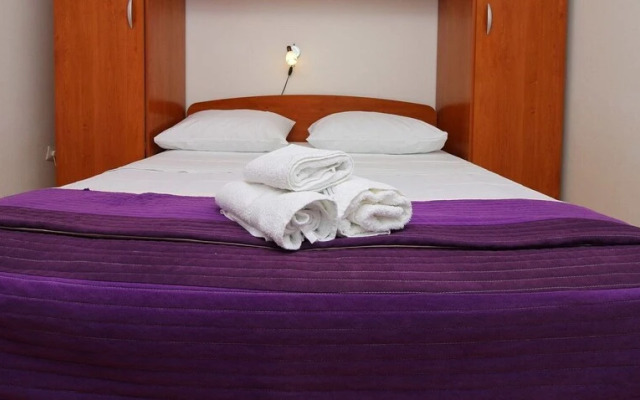 Elvi - Amazing Position & Parking - A2