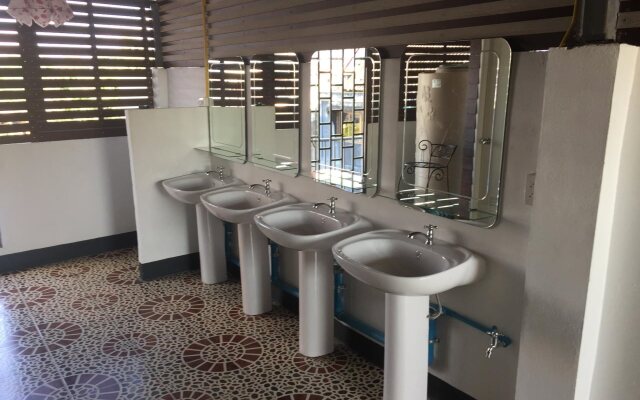 Bann Banburee Hostel & Cafe
