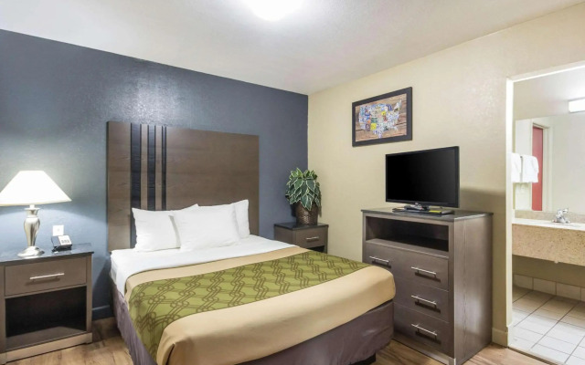 Econolodge Inn & Suites
