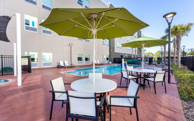 La Quinta Inn & Suites by Wyndham Orlando - IDrive Theme Parks