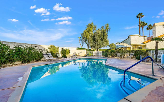 Elegant modern Palm Desert getaway