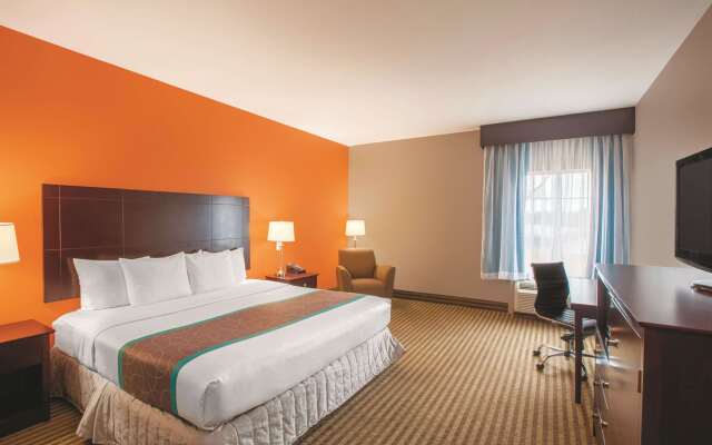 La Quinta Inn & Suites by Wyndham Houston Bush Intl Airpt E