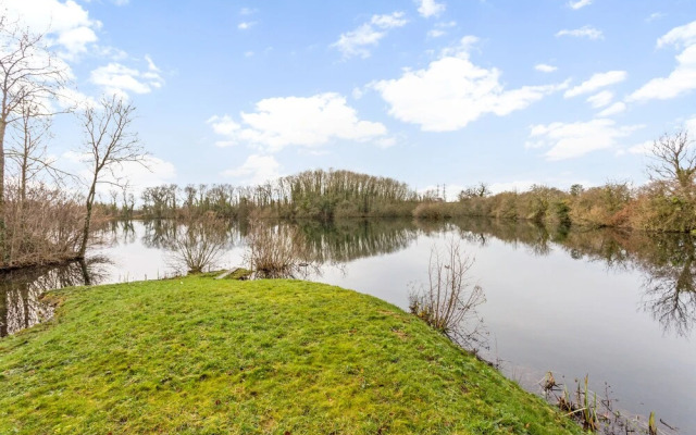 Stunning Lakeside Country Retreat near Cirencester