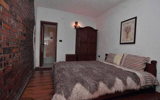 The Old House 1980 Family Hotel