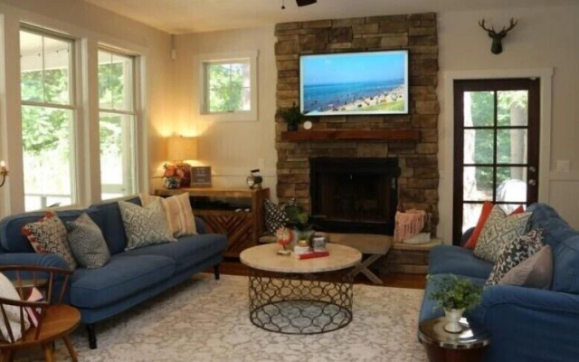 Lake Trail Treehouse